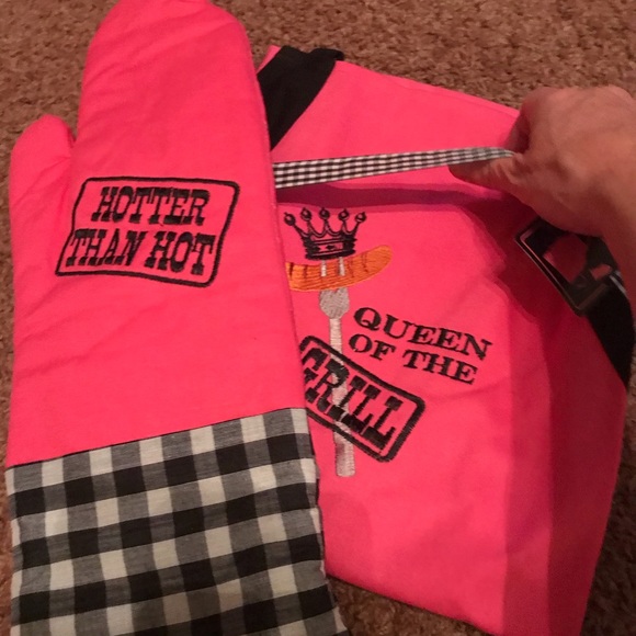 Factory sealed. Queen of the Grill. Apron and Mitt set - Picture 4 of 6